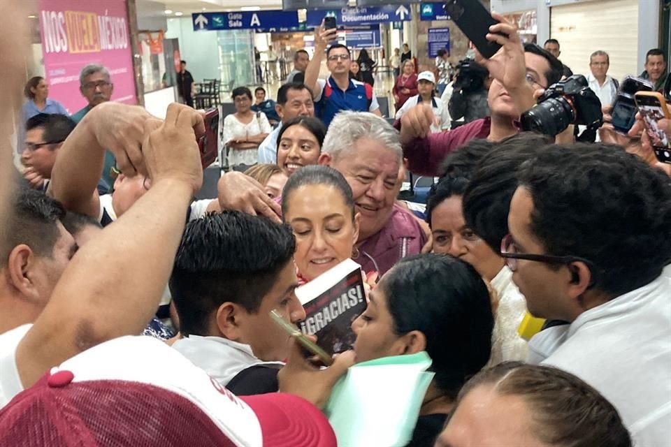 La morenista se abrió paso entre seguidores que querían tomarse una foto con ella o saludarla.