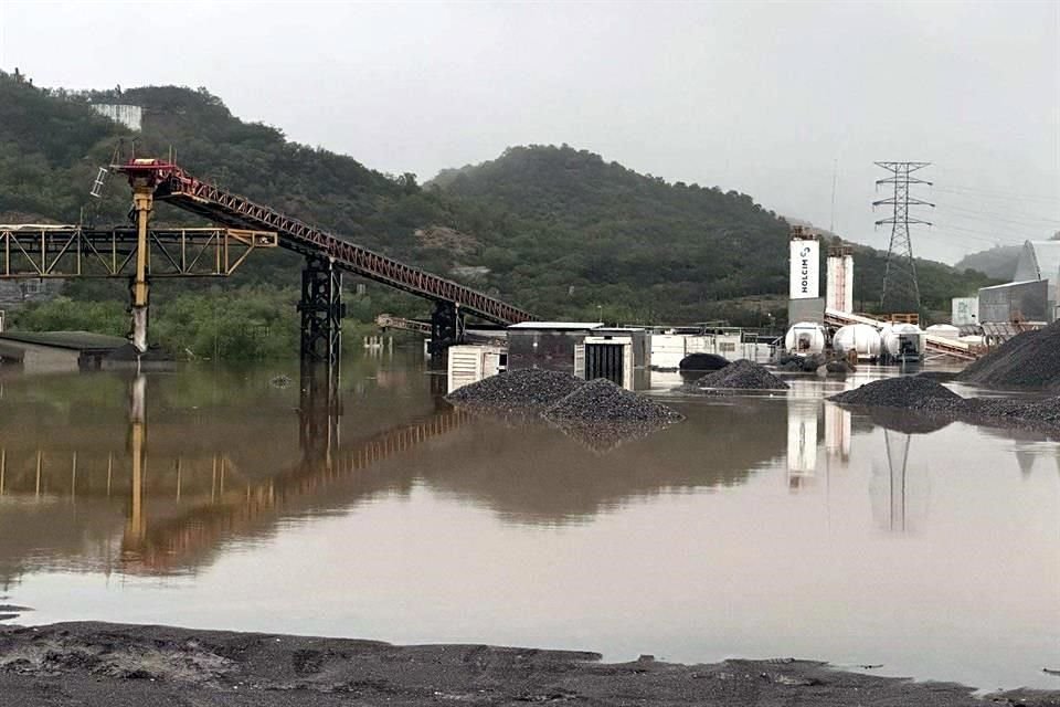 De acuerdo con videos difundidos por trabajadores, el agua acumulada por la presa inundó algunas bodegas y áreas de trabajo lo que generó alarma entre los empleados.