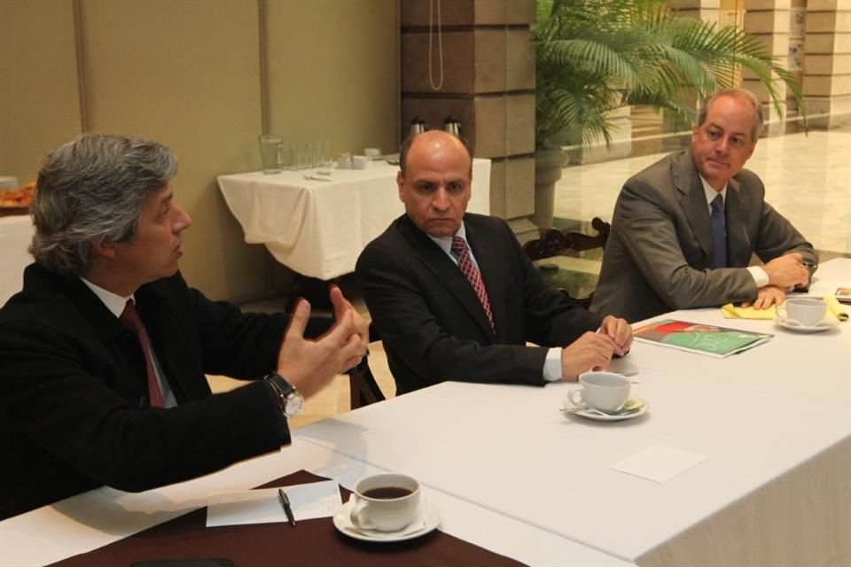 Del año 2000 a enero de 2024, Guillermo Camacho fue Director Editorial de MURAL; recibió y fue cordial con personalidades y fuentes.