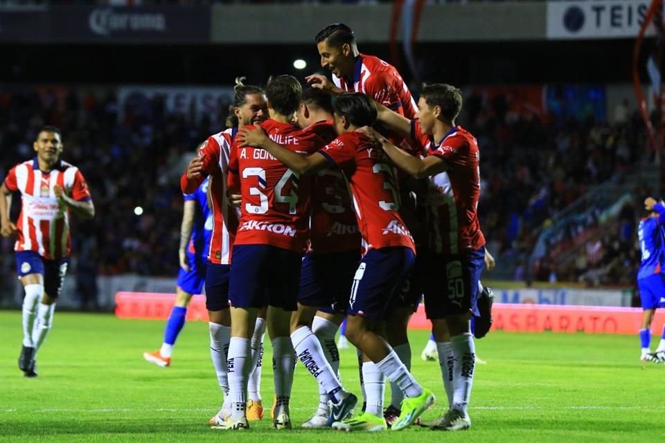 Las Chivas superaron su primera prueba de pretemporada rumbo al Apertura 2024, al vencer 5-4 en tanda de penales al Cruz Azul en un duelo amistoso en Zacatecas.