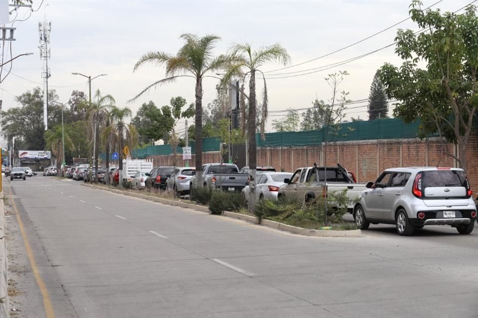 Desde hace casi 24 horas no hay luz en varios cotos y negocios sobre el Bulevar Bosques de Santa Anita y Camino a las Moras, en el corredor López Mateos Sur.