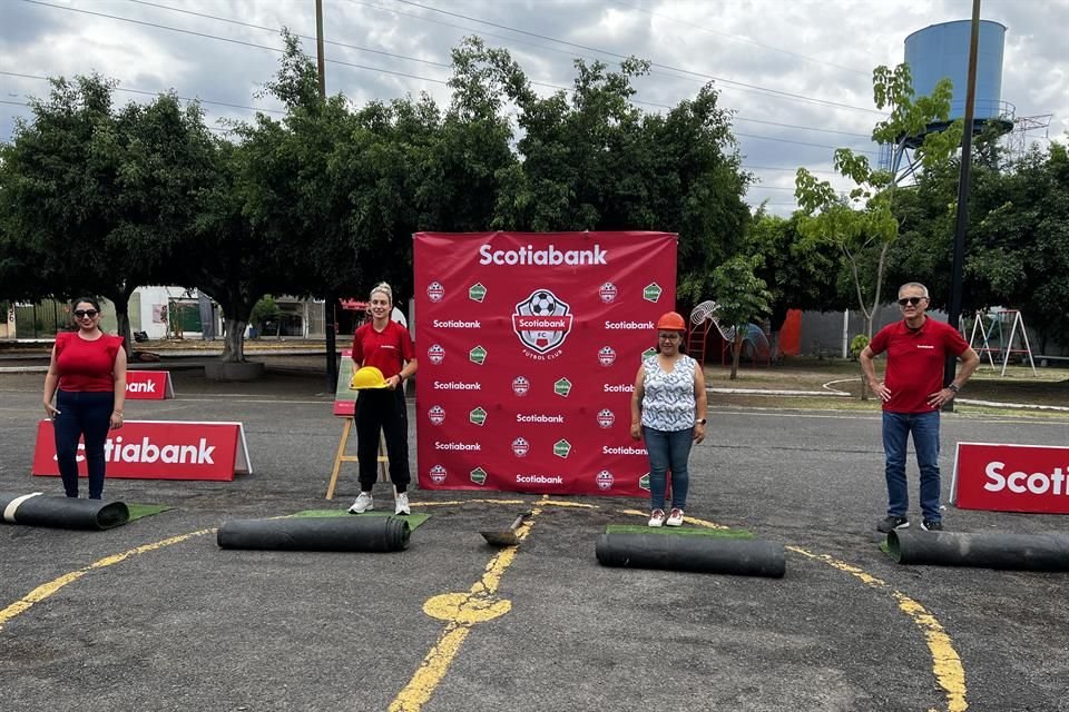 Inauguran la restauración de la cancha del Parque La Candelaria.