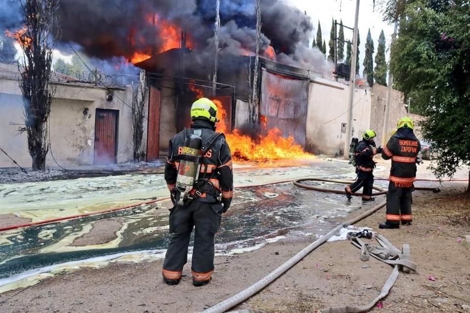 Pese a lo aparatoso del siniestro, el personal de Protección Civil y Bomberos de Zapopan no ha reportado víctimas.