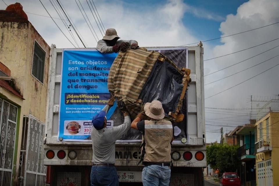Se recomienda descacharrizar para prevenir la proliferación de mosco transmisor del dengue.