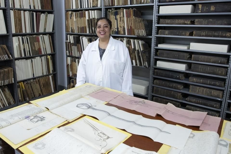 Laura Benítez Barba, responsable de archivos de la Biblioteca Pública del Estado.