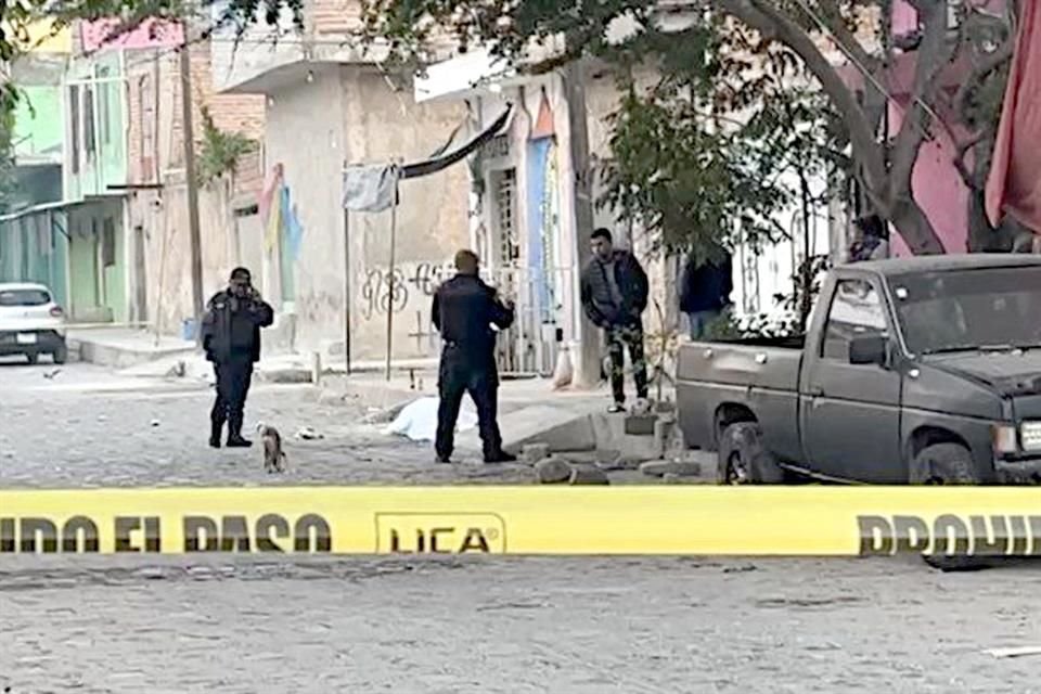 Los sujetos amagaron a todos y, tras obligarlos a hincarse, le dispararon en la cabeza con una escopeta sólo a un hombre.