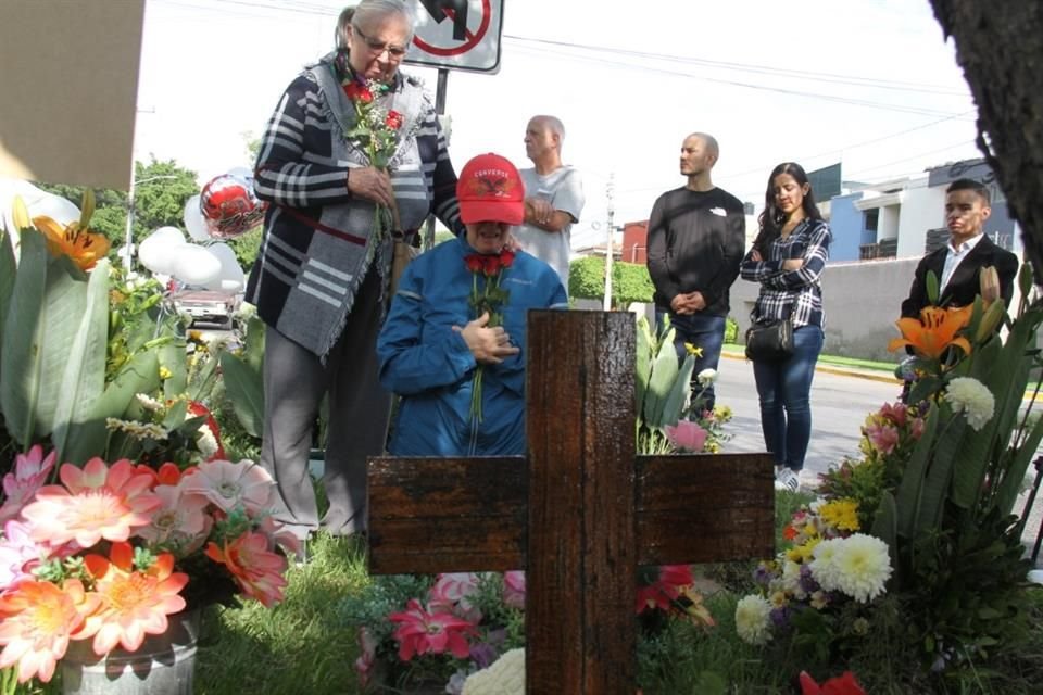 La conmemoración en la que soltaron globos blancos y ofrecieron oraciones para la pareja fallecida hace cinco años la realizaron en el sitio del percance.