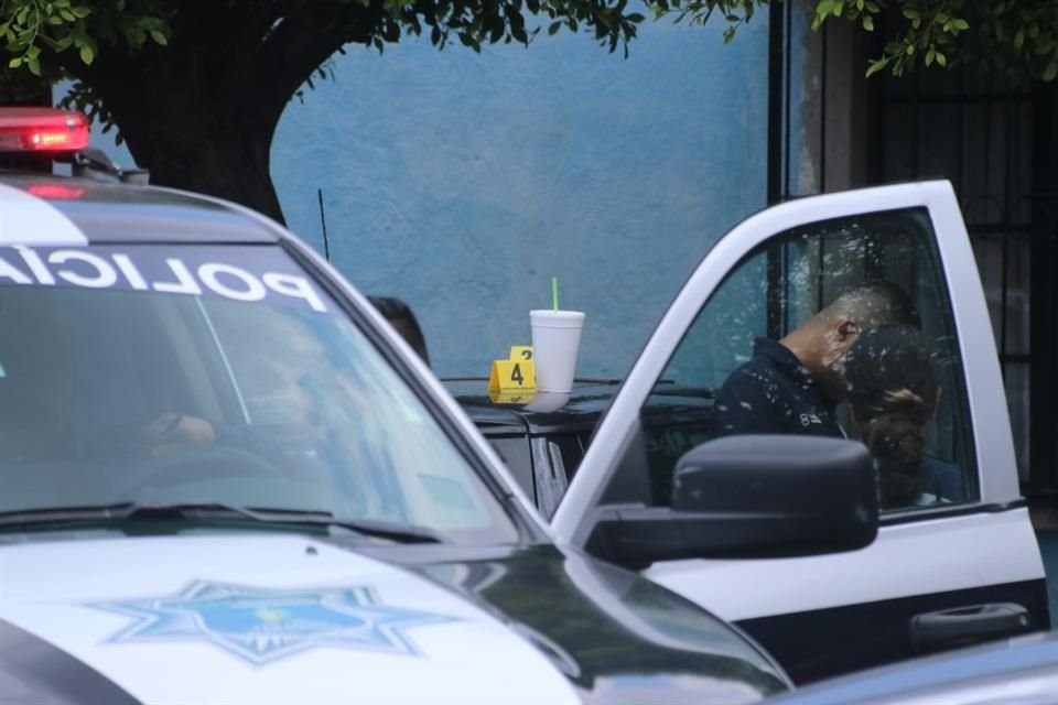 Sobre un par de coche quedaron vasos donde el difunto y algunos acompañantes bebían micheladas.