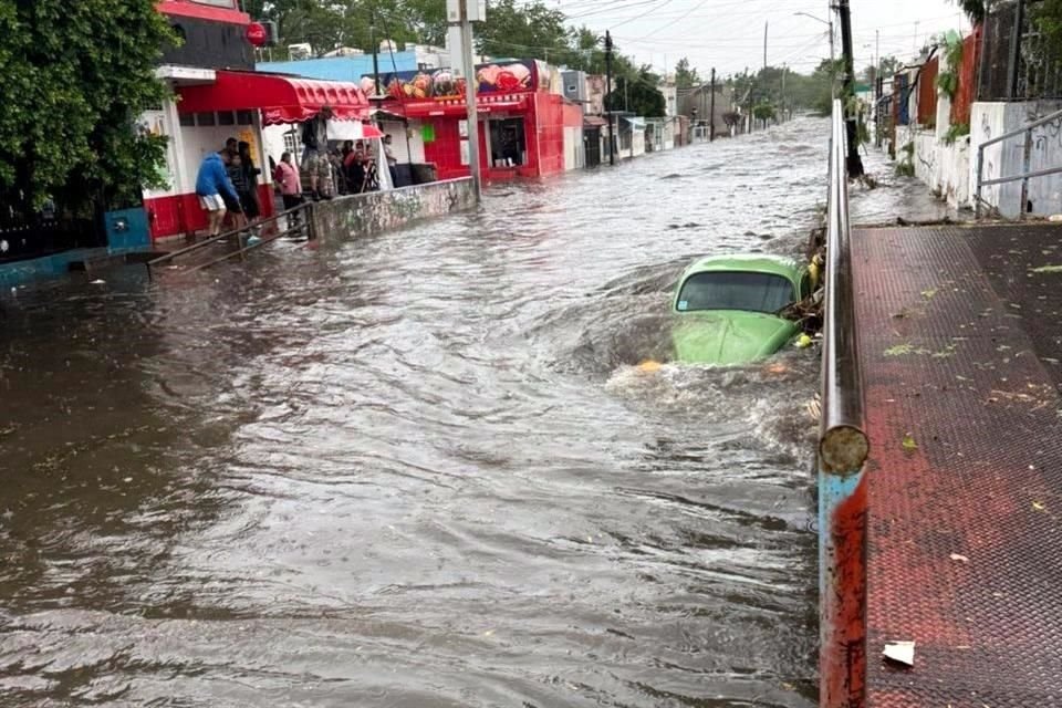 El agua de las calles entró a varias viviendas. 