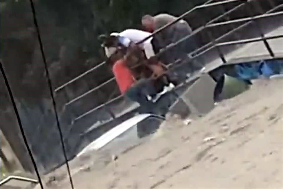 La corriente arrastró un vehículo en el cruce de las Calles Hacienda de Tala y Hacienda Ciénega de Mata. Las dos personas en su interior fueron rescatadas.
