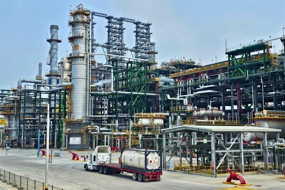 El diesel se envía al extranjero por la falta de infraestructura en el País para evacuar los combustibles desde el complejo hacia el centro del País.  