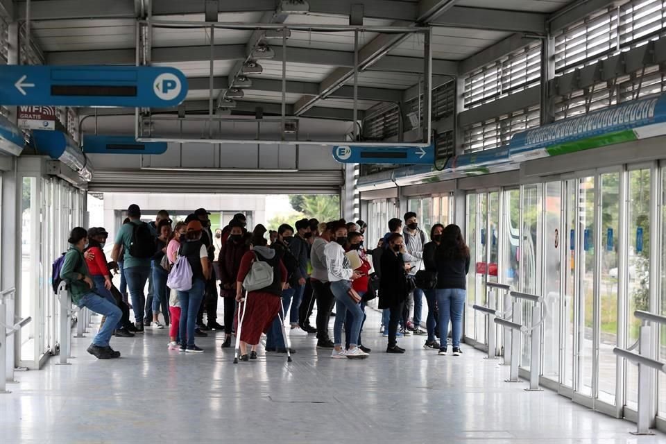Usuarios del Macrobús en la estación Fray Angélico tienen que esperar por varios minutos a que el camión salga o llegue.