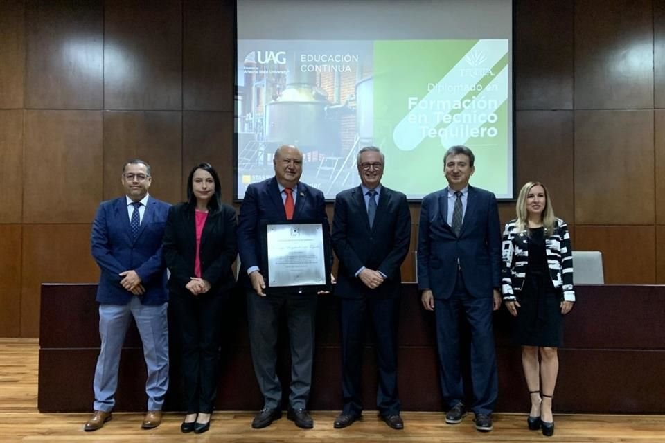 La Universidad Autónoma de Guadalajara otorgó un reconocimiento al CRT por su dedicación y esfuerzo en este ámbito.