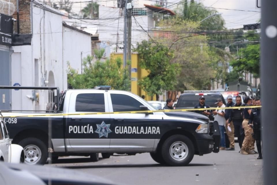 Al lugar arribaron oficiales de la Comisaría de Guadalajara y personal de los Servicios Médicos Municipales.