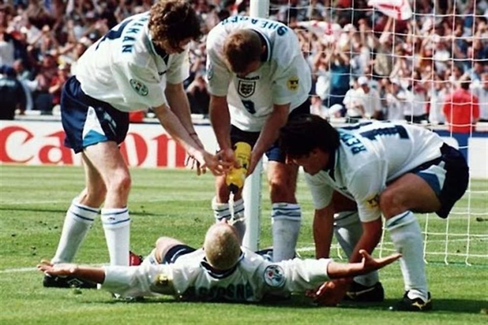 El gol anotado por Gascoigne para su Selección de Inglaterra derivó segundos después en una de los festejos más divertidos conocido como 'sillón del dentista'.