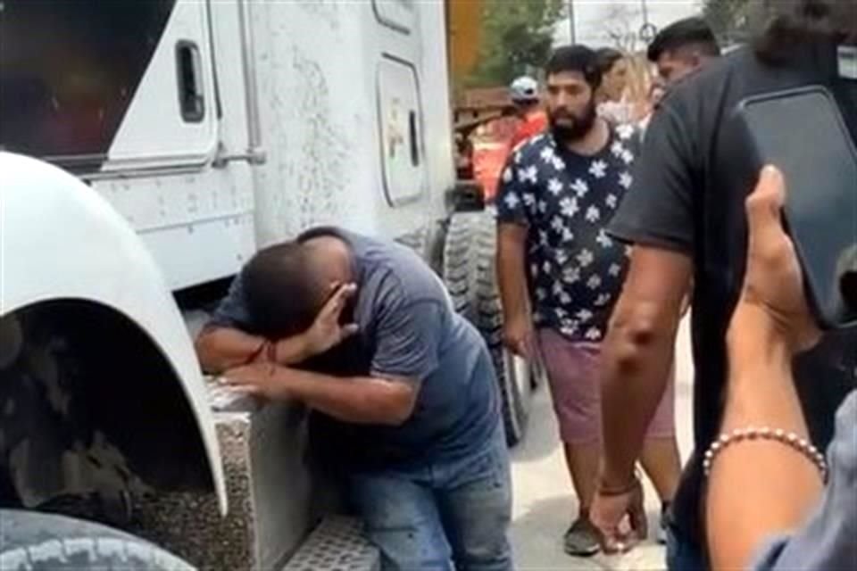 El conductor de un tráiler atropelló a un hombre en silla de ruedas; fue retenido y golpeado, y terminó huyendo a pie.