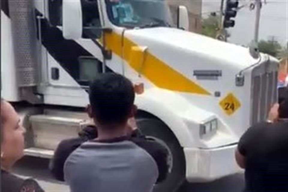 El conductor de un tráiler atropelló a un hombre en silla de ruedas; fue retenido y golpeado, y terminó huyendo a pie.