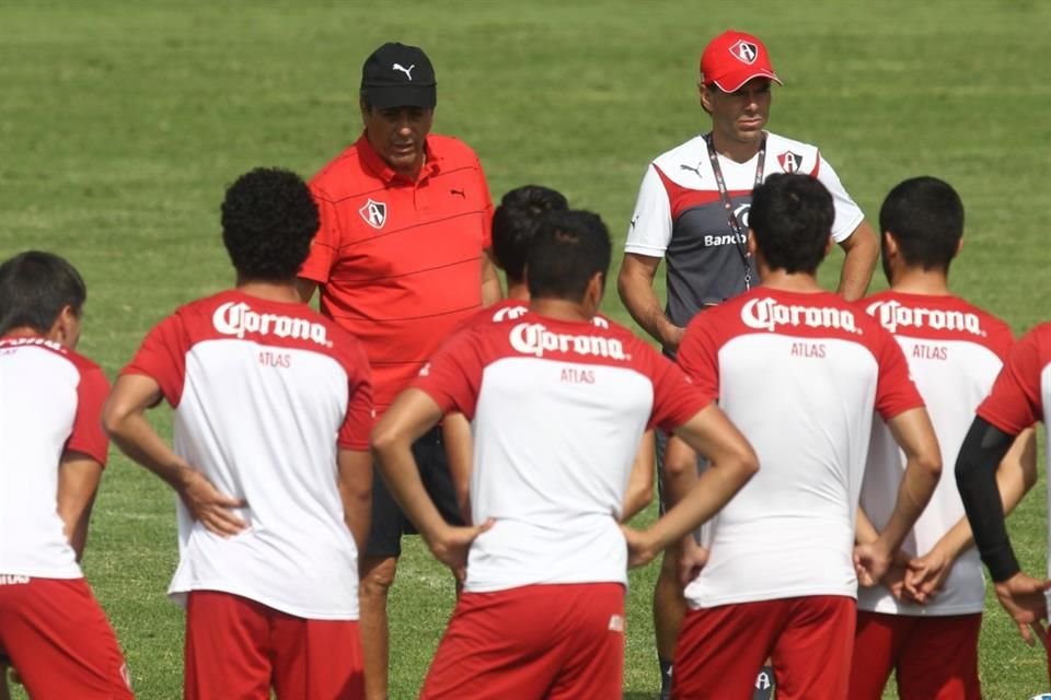 Rafael García (der.) vivió varios procesos en Atlas. En 2014 fue auxiliar técnico de Tomás Boy (izq.).