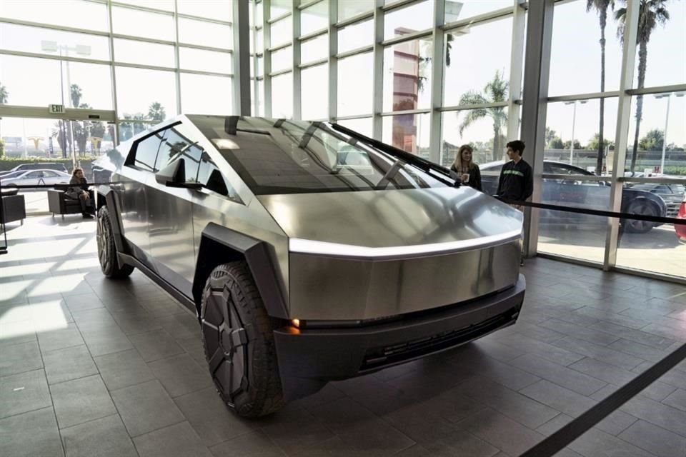 Tesla está retirando del mercado su nueva camioneta futurista Cybertruck por cuarta vez en Estados Unidos para solucionar problemas con piezas decorativas que pueden soltarse y limpiaparabrisas delanteros que pueden fallar.