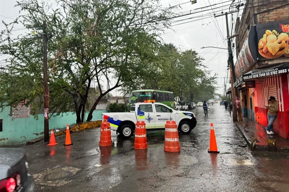 A causa de la lluvia ocurrida ayer, en Tonalá se registraron inundaciones, árboles caídos, postes de la CFE colapsados y un vehículo varado.