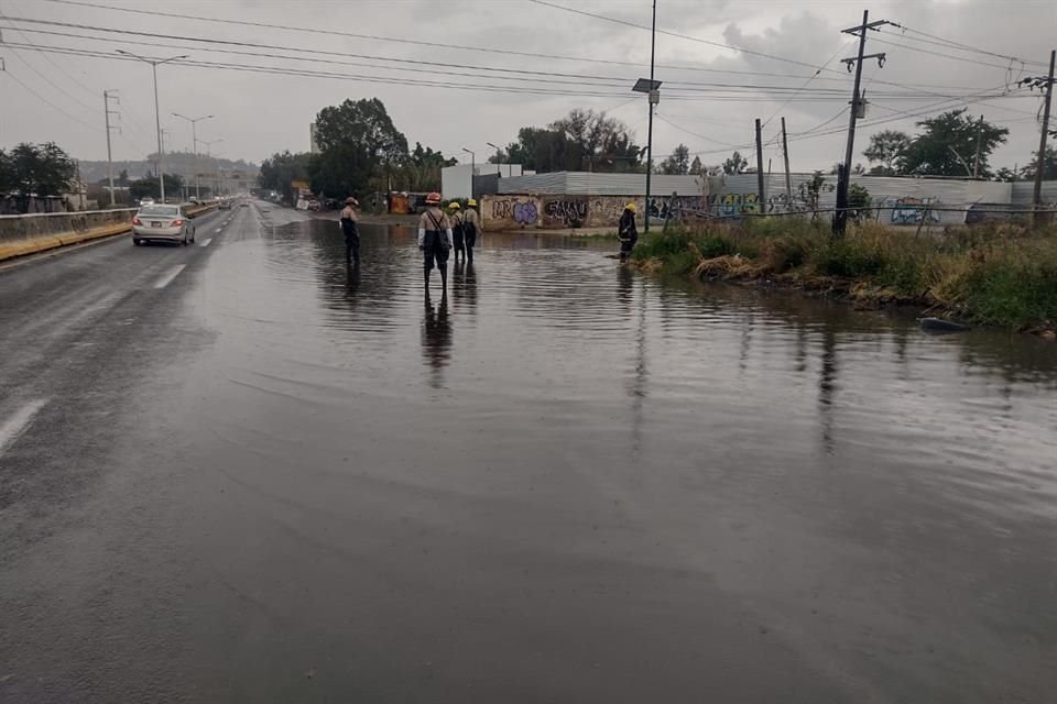 A causa de la lluvia ocurrida ayer, en Tonalá se registraron inundaciones, árboles caídos, postes de la CFE colapsados y un vehículo varado.
