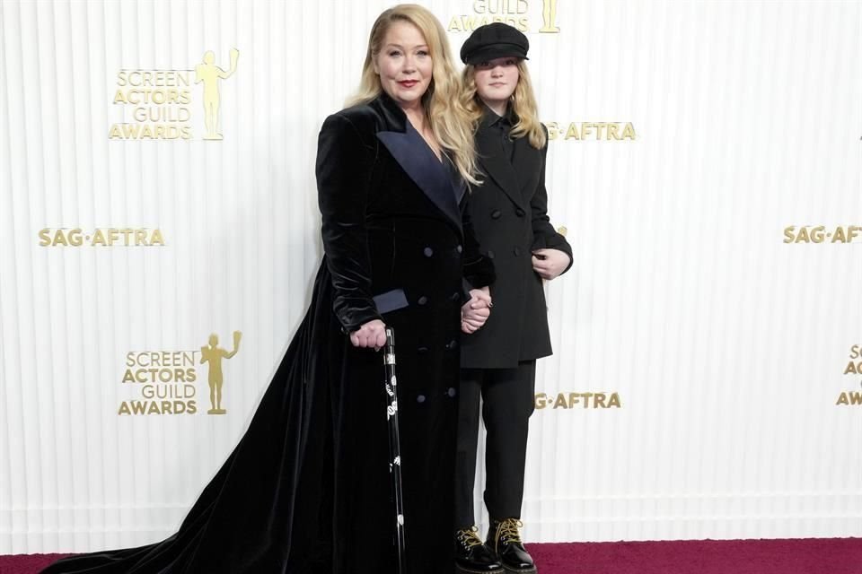 Sadie, hija de la actriz Christina Applegate, asegura que le es difícil ver luchar a su mamá contra la esclerosis múltiple que padece desde 2021.