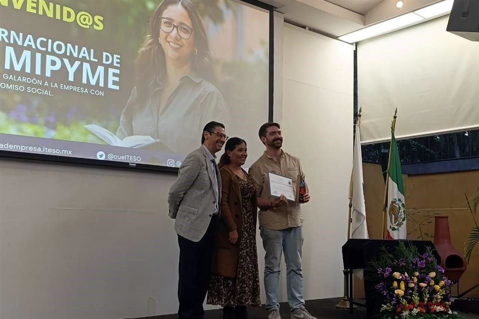El ITESO condecoró por tercer año consecutivo a Dan's Cafe con el galardón de empresa con alto compromiso social.