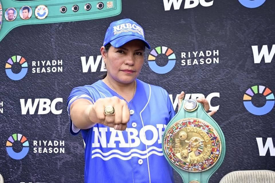 Ya luce Ana María Torres el anillo que le dieron por entrar al Salón de la Fama.