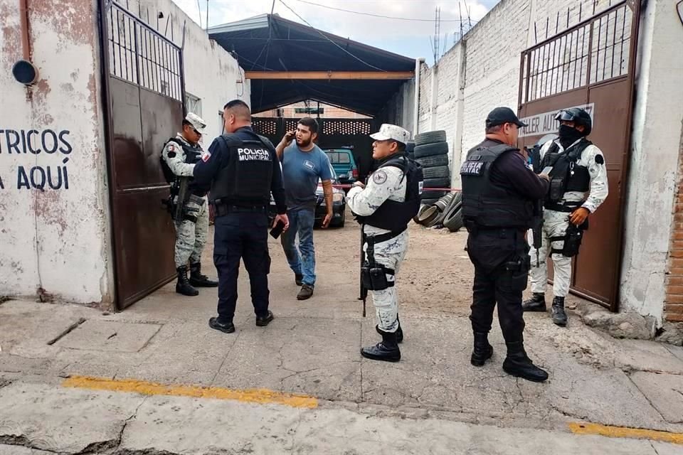 Aproximadamente a las 15:05 horas, cuatro hombres armados a bordo de motocicletas llegaron a un taller en la Colonia Ejidal, de Encarnación de Díaz, y le dispararon a los presentes.