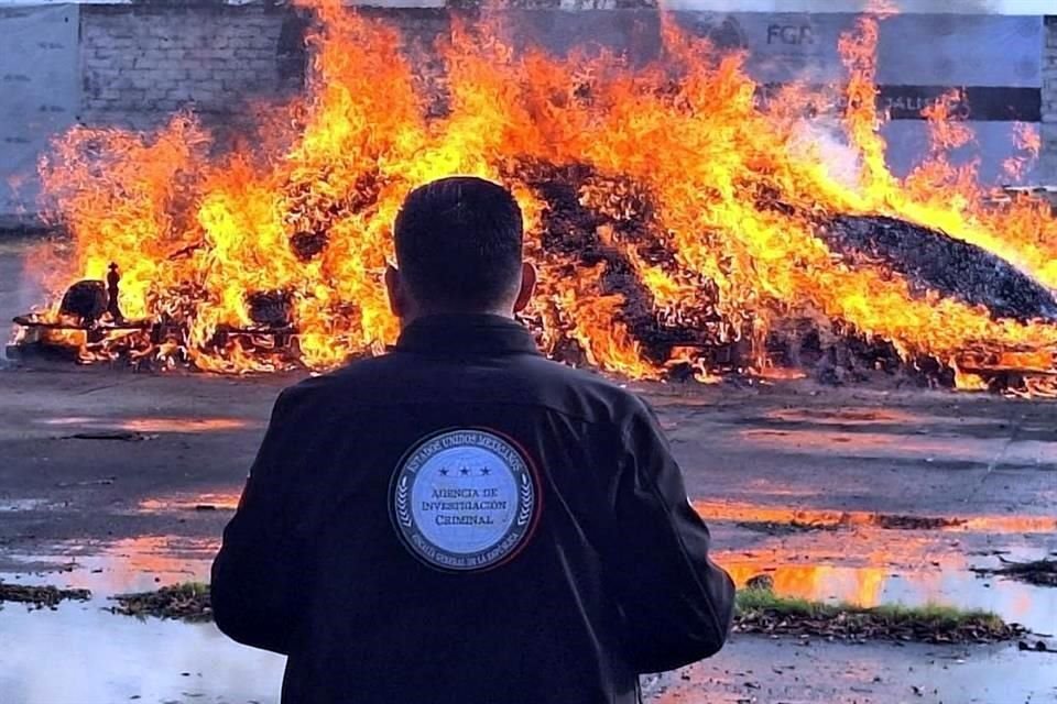 Drogas y objetos decomisados en distintos operativos en Jalisco fueron destruidos ayer, informó la FGR.