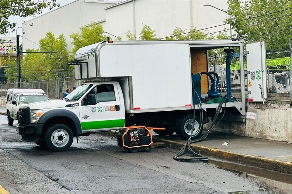 Personal de Instalaciones Hidráulicas y Mecánicas del Sistema realizó labores para drenar el agua que ingresó del exterior al cajón de vías.