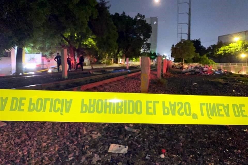 Un hombre perdió la vida la madrugada de este jueves tras ser arrollado por el tren en la Colonia Jardines del Bosque, en Guadalajara.