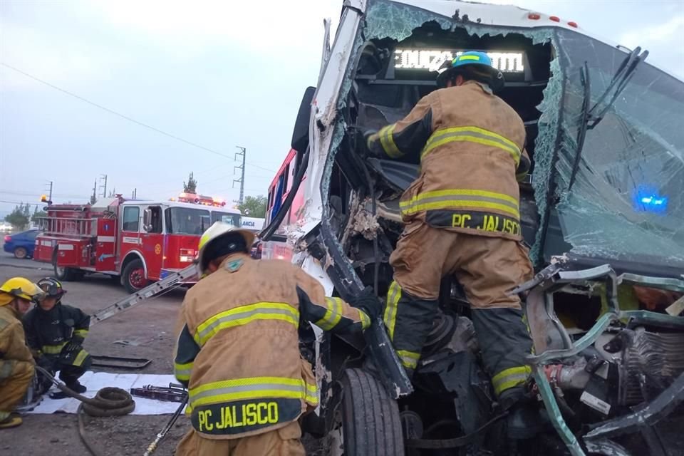 Un choque entre un camión de pasajeros y un tráiler se registró la madrugada de este jueves en la Carretera a Chapala; hay 9 heridos.