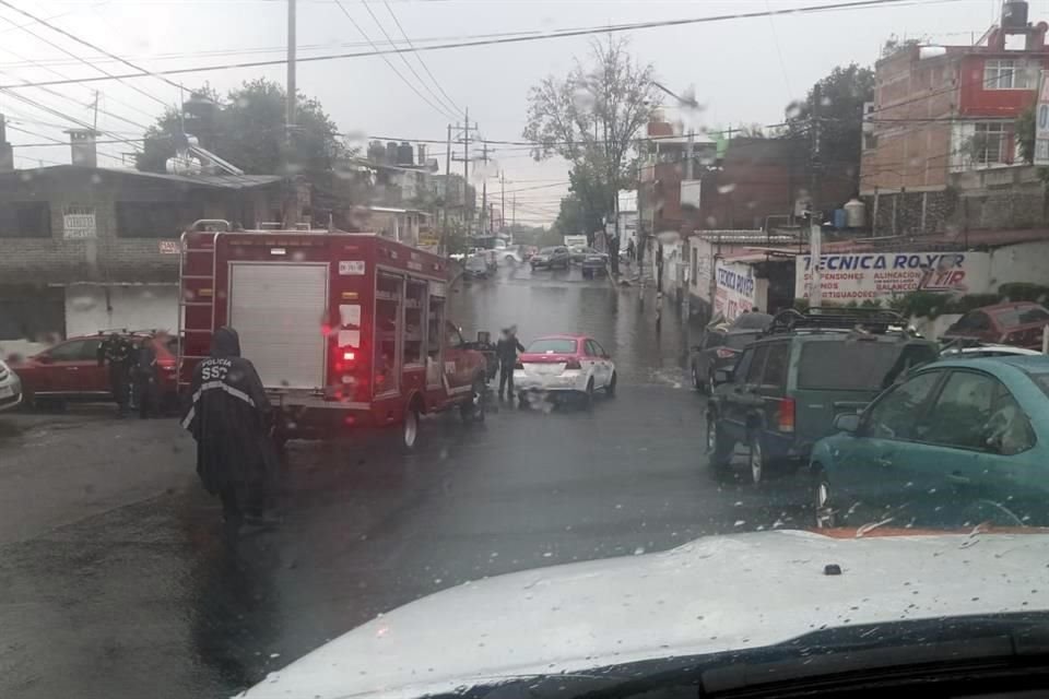 Un vehículo se quedó varado al intentar cruzar una avenida.