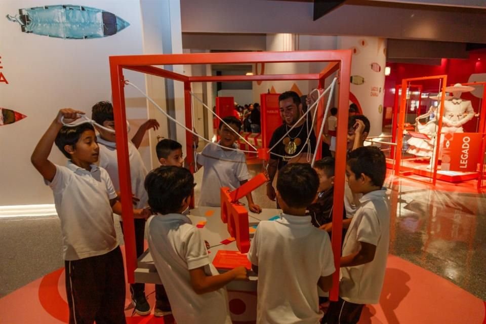 Niños exploran los contenidos sobre el Lago de Chapala.