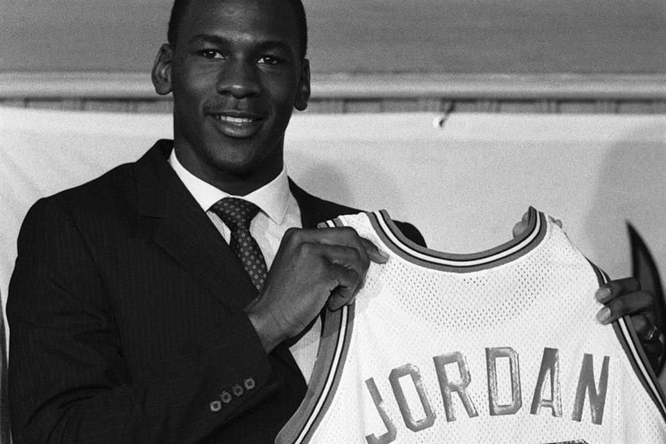 Hace 40 años, Michael Jordan firmó con Chicago Bull. Así nació el mejor jugador y uno de los equipos más poderosos en la historia de la NBA.