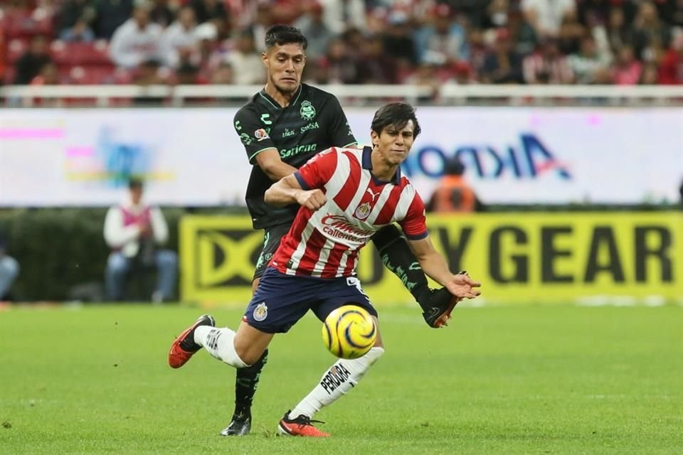 Macías vestirá su tercera playera en el futbol mexicano con Santos, luego de pasar por Chivas y León.