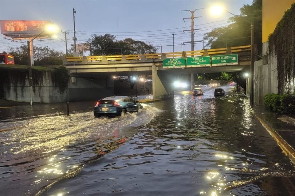 EL paso a desnivel en Arcos del Milenio permanece cerrado por inundación.