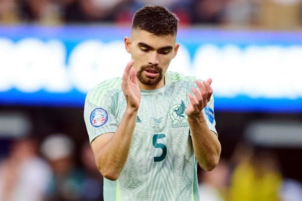 Johan Vásquez apareció en la zaga mexicana de inicio.