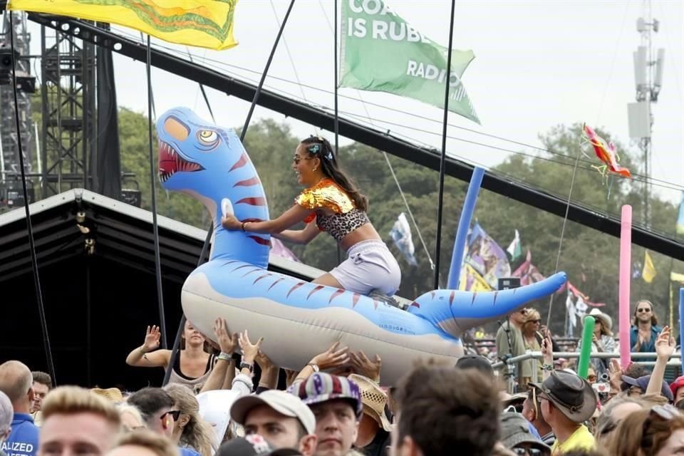 El descanso necesario de la tierra tiene relación con los miles de asistentes que asisten año con año al festival, quienes atascan los campos de Worthy Farm durante varios días.