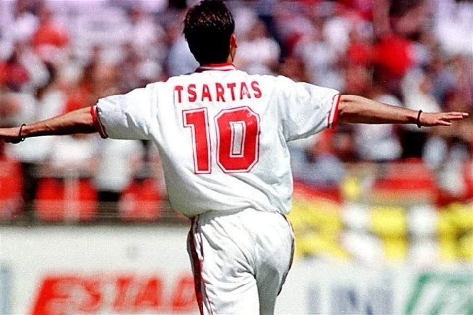 Tsartas permaneció con el Sevilla y se logró el ascenso en la temporada 1998-1999, de la mano del técnico Marcos Alonso.