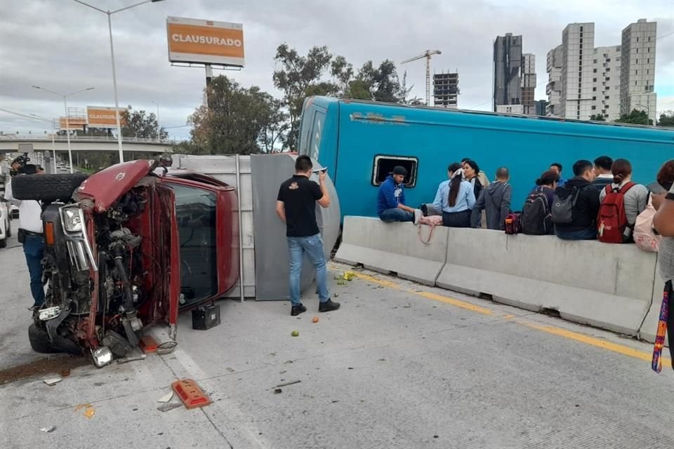 El camión y la camioneta afectaron la vialidad en ambos sentidos del Anillo Periférico.