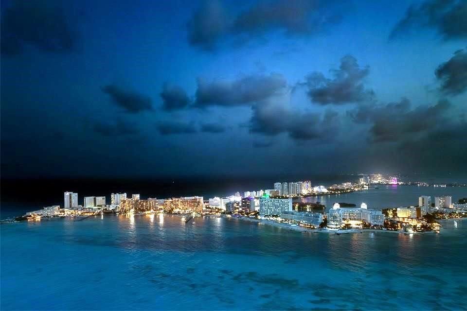 Si estás planeando tus próximas vacaciones, no puedes perderte la oportunidad de vivir Cancún de noche en todo su esplendor.