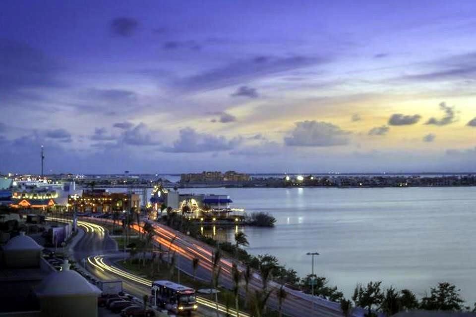 Si estás planeando tus próximas vacaciones, no puedes perderte la oportunidad de vivir Cancún de noche en todo su esplendor.