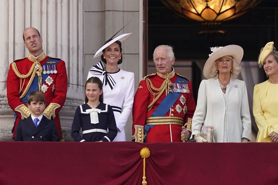 Guillermo y Camila no estarían contentos con la decisión de Carlos III de viajar a EU.