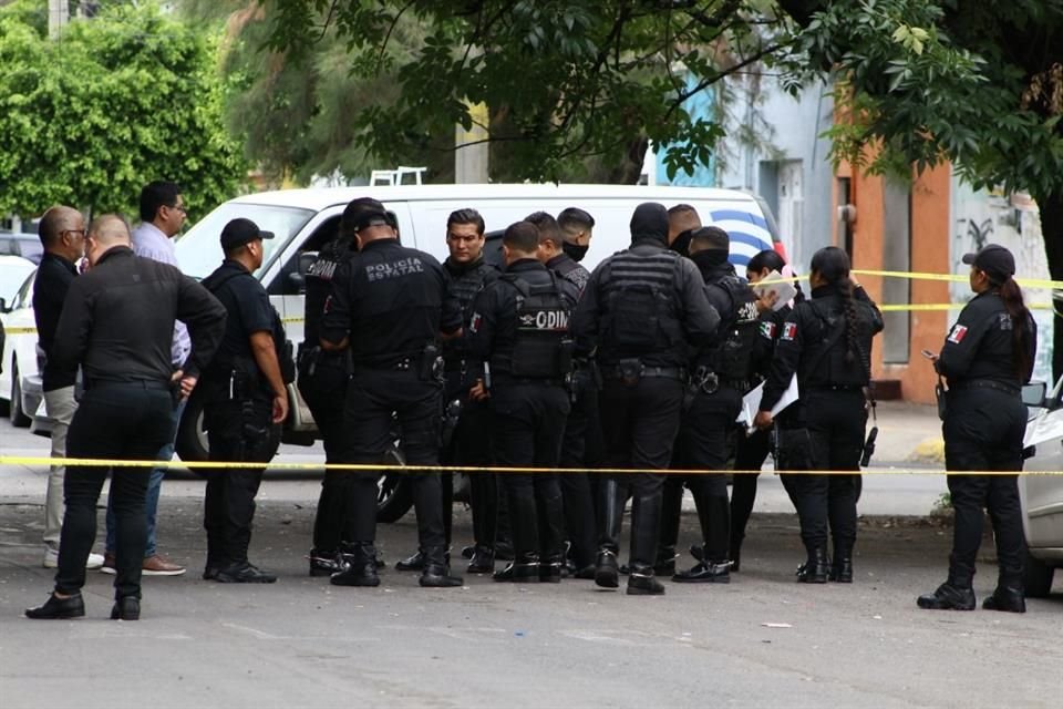 Persecución terminó en un enfrentamiento entre sujetos armados y policías dejando un sospechoso abatido y dos detenidos en Guadalajara.