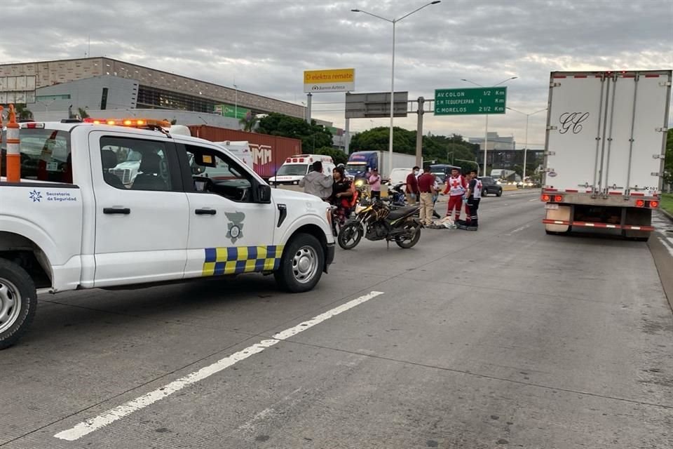 Un hombre de 59 años de edad que circulaba en una moto murió atropellado sobre Periférico, a la altura de Santa María Tequepexpan.