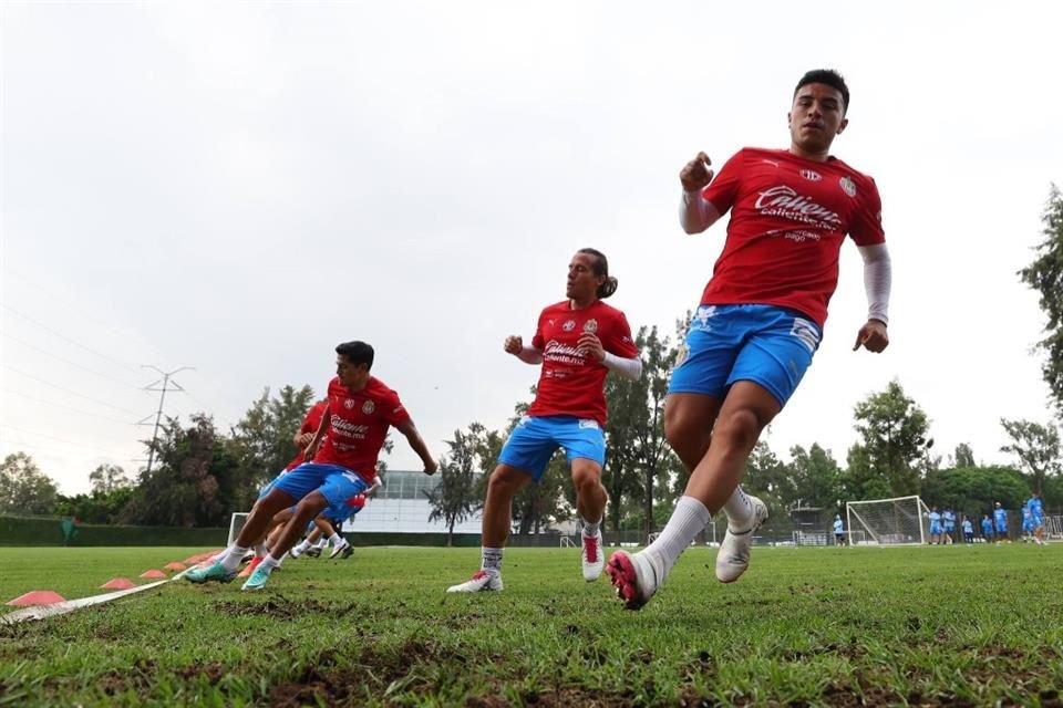 Fernando Quirarte, ex técnico de Chivas, afirma que el equipo se quedó corto en refuerzos, por lo que hay que seguir trabajando la cantera.