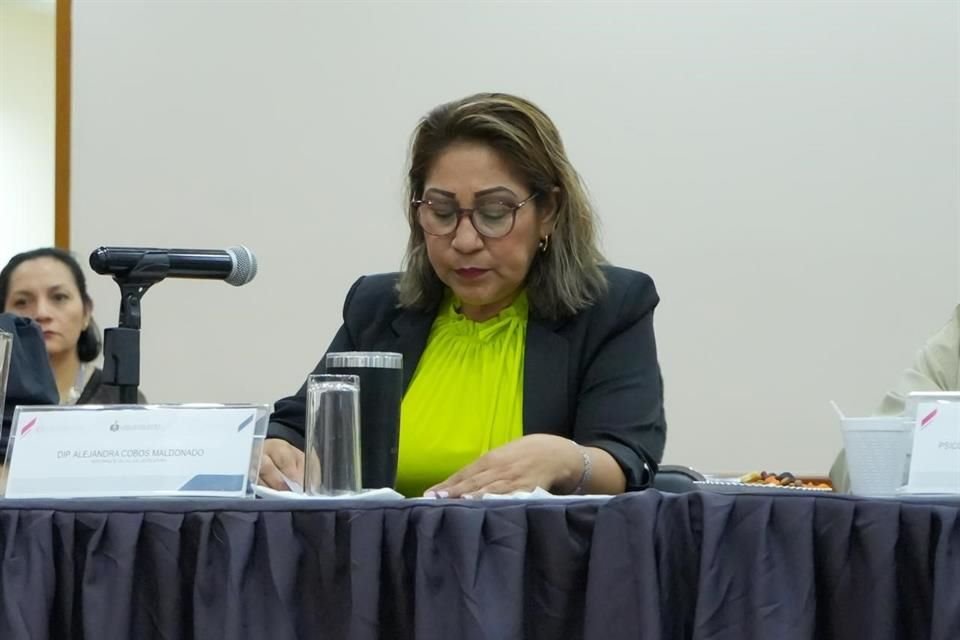 La diputada de MC en el Congreso local, Alejandra Cobos Maldonado, encabezó este martes una mesa de trajo para visibilizar la prevención del suicidio en la población estudiantil de Jalisco.