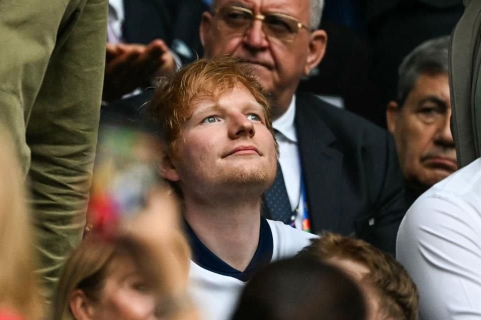 Ed Sheeran cantó en un concierto privado para la selección inglesa con el fin de celebrar su pase a octavos de final en la Eurocopa.